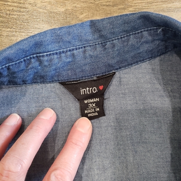 Intro. Floral Embroidered Denim Button Down Shirt Size 3X - Picture 3 of 8